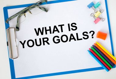 Metin içeren bir pano Hedefinizin gözlük kağıdı bir kalemciyi ve renkli kalemleri ataçlar