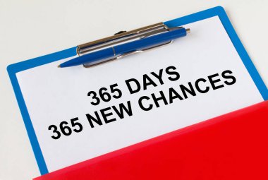 365 gün önce yazılmış bir pano 365 Yeni Şans mavi kalem ve kırmızı klasör. İş konsepti.