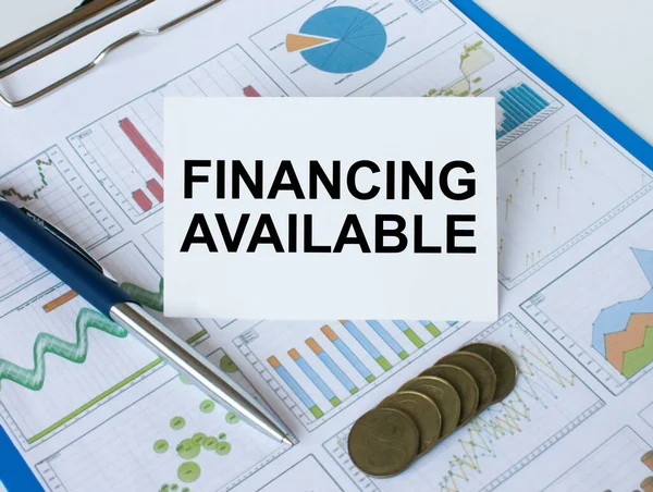 Візитка Текстом Фінансовий Доступний Покладання Фінансові Графіки Синьою Ручкою Монетами — стокове фото