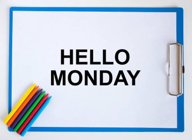 Renkli kalemler ve not panosu. Merhaba Pazartesi. Konsept fotoğraf