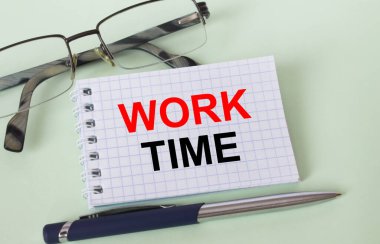 Gözlüklü ve kalemli kartvizitin mesai saati. Konsept fotoğraf