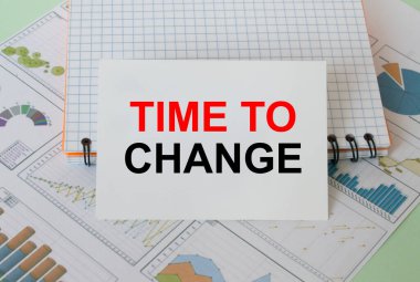 Finansal grafikleri not defteriyle değiştirmek için metin zamanı olan kartvizit