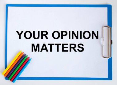 Renkli kalemler ve üzerinde 