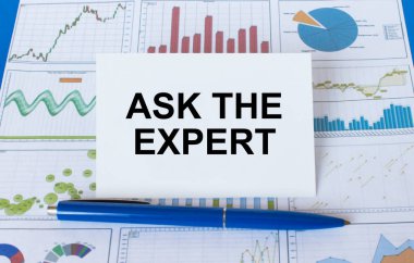 Finansal grafikleri mavi kalemle çizen 