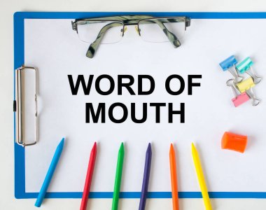 Ağız Gözlüğü Sözcüğünün yazılı olduğu bir not panosu bir kalemciyi ve renkli kalemleri raptiyeledi.