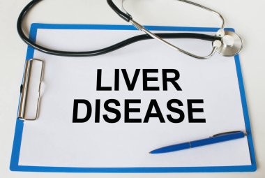 Stetoskop, kısa mesaj panosu, karaciğer hastalığı ve mavi kalem. Tıbbi konsept.