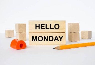 Tahta bloklar ve metin. Merhaba Pazartesi, kalemtraş ve kalemle. Konsept fotoğraf