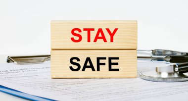 Tahta bloklar, bir not panosu ve stetoskop üzerinde 