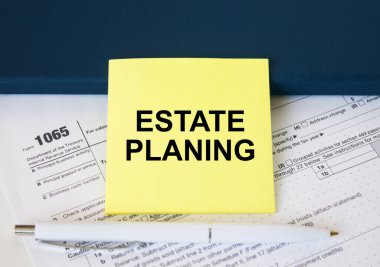 Vergi formu 1065, sarı etiket ve metin planlama. Not defteri ve beyaz kalem. Mali konsept