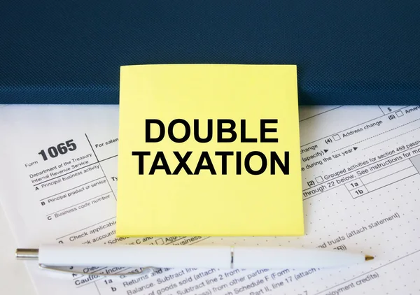 Daňový Formulář 1065 Žlutým Štítkem Textem Double Taxation Notepad Bílé — Stock fotografie