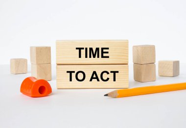 Keskinleştirici ve kalemle oynamak için metin zamanı olan tahta bloklar. Konsept fotoğraf