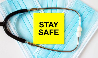 Maskelerin ve steteskopların üzerinde 