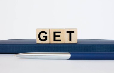 Metin, tahta küplerin üzerine çık, metal mavi kalemle bir not defterinin üzerine uzan. İş konsepti fotoğrafı