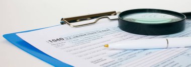 Vergi formları kalem ve büyüteçle 1040. Mali konsept