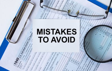 Vergi formunda gözlük ve büyüteçle birlikte 1040 numaralı mesajdan kaçınmak için kullanılan kartvizit. Mali konsept