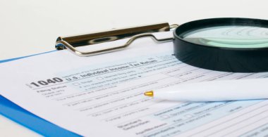 Vergi formları kalem ve büyüteçle 1040. Mali konsept
