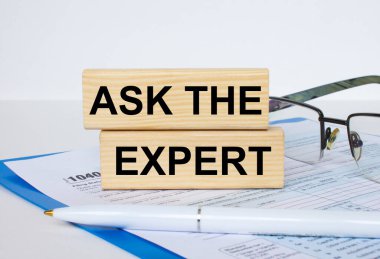 Üzerinde yazı bulunan tahta bloklar üzerinde 