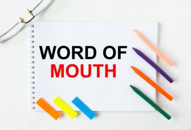 Not defterinde Word Of Mouth gözlükleri renkli kalemler ve renkli çıkartmalar vardı. Konsept fotoğraf