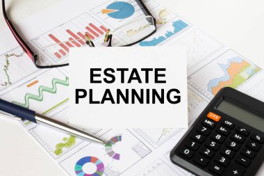 Metin Emlak Planlama yazan beyaz kart hesap makinesi ve gözlüklü mali tablolarda yer alıyor. İş ve mali konsept