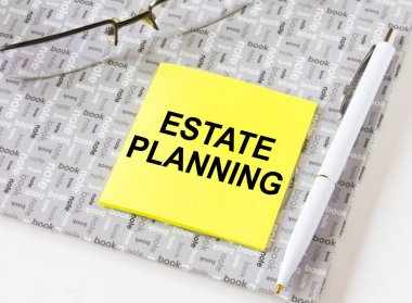 Gözlük ve kalemle birlikte not defterinin üzerinde duran sarı bir çıkartma üzerinde yazışma planlaması. İş, mali ve pazarlama kavramları için olabilir.