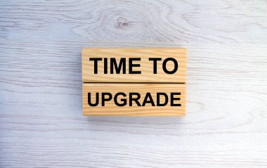 Tahta bloklar ve ahşap arka planda güncelleme zamanı. Konsept fotoğraf