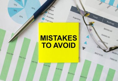 Kaçınmak için Hatalar isimli sarı etiket kalem ve gözlüklerle finansal tablolarda yer alıyor. Mali ve iş konsepti