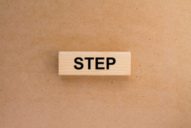 Tahta bloklar ve karton arka planda metin adımları. Konsept fotoğraf