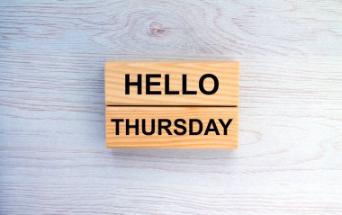 Tahta bloklar ve mesaj. Merhaba perşembe günü tahta arka planda. Konsept fotoğraf