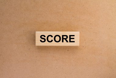 Tahta bloklar ve karton arka planda mesaj puanı. Konsept fotoğraf