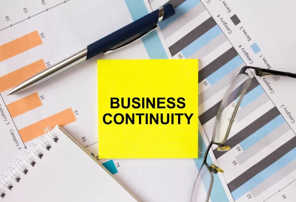 Κίτρινο Αυτοκόλλητο Κείμενο Business Continuity Βρίσκεται Οικονομικά Διαγράμματα Στυλό Και — Φωτογραφία Αρχείου