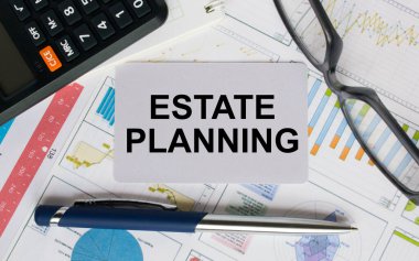 Gözlüklü, kalemli ve hesap makineli bir iş kartı. Mali konsept