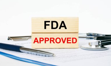 FDA yazılı tahta bloklar bir not panosu, steteskop ve kalemle onaylandı. Tıbbi konsept