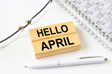 Not defterinin yanında duran tahta blokların üzerinde gözlük ve kalemle 