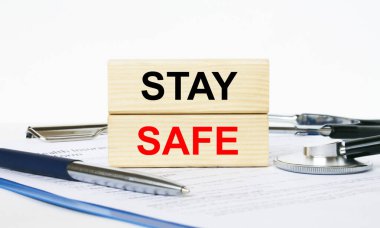 Tahta bloklar. Not panosu, steteskop ve kalemle güvende kalın. Tıbbi konsept