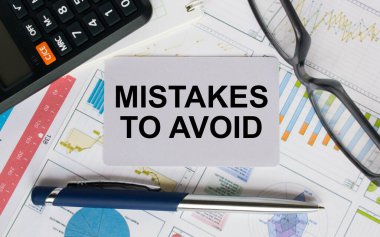 Gözlük, kalem ve hesap makinesiyle kaçınmak için yanlışlıkla yazılmış bir kartvizit. Mali konsept