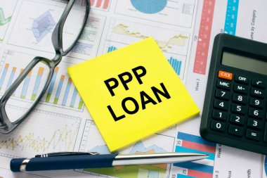 Üzerinde PPP kredisi, gözlük, kalem ve hesap makinesi olan çıkartma kartı. Mali konsept