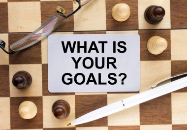 Satranç tahtasındaki kalemle gözlüklü hedeflerin nelerdir yazılı kartvizit. Konsept fotoğraf