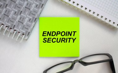 Endpoint güvenlik not defteri ve gözlüklü çıkartma. Konsept fotoğraf