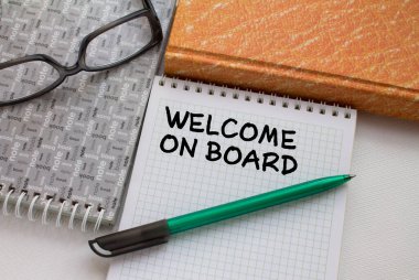 Not defterinde başka bir not defteri ve gözlükle 