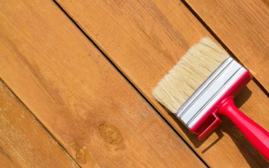 Eski ahşap arkaplandaki fırçaları metinleriniz için boş bir yere boya