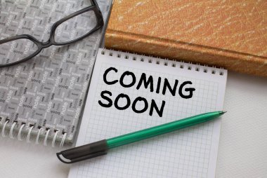 Mesajlı not defteri yakında başka bir kalem ve gözlük ile geliyor. Üst görünüm