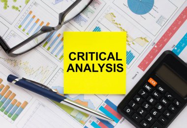 Metin Kritik Analiz 'li, gözlüklü, kalemli ve hesap makineli çıkartma kartı. Mali konsept