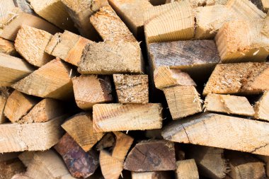 Duvar odunu. Yığının içindeki kuru odun kütüklerinin arka planı. Arka plan olarak kullanılabilir