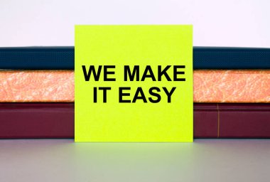 Sarı etiket. Defter yığınına basmayı kolaylaştırıyoruz. Konsept fotoğraf