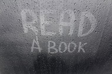 Yağmurlu günde bir kitap okumak
