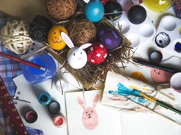 Colorear huevos de Pascua para el concepto del día de Pascua — Foto de Stock