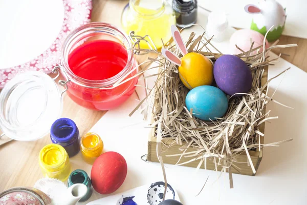 Colorear huevos de Pascua para el concepto del día de Pascua — Foto de Stock