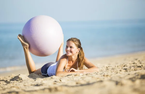 Zdrowa kobieta z piłką Ćwiczenie na plaży — Zdjęcie stockowe