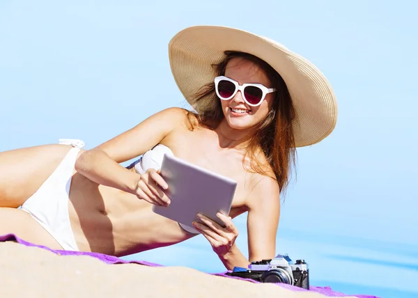 Kobiet korzystających wakacje na plaży — Zdjęcie stockowe