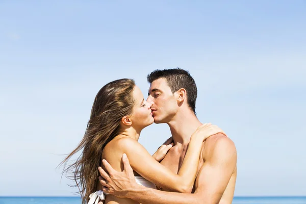 Par kyssas i sommar solen ljus — Stockfoto
